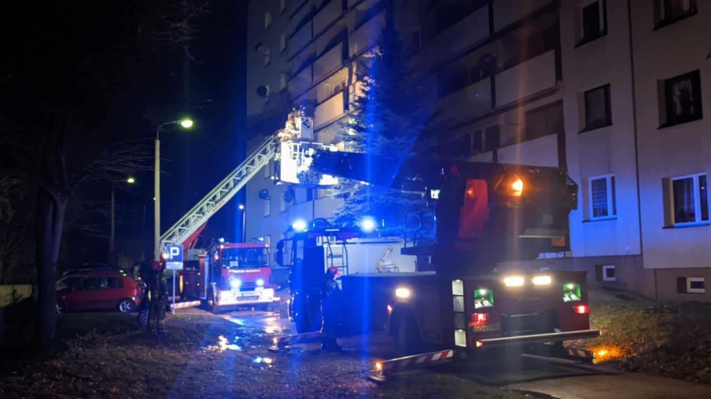 Nocny pożar w bloku przy Olszewskiego w Jaworznie. Ewakuacja setki mieszkańców. Dwoje dzieci w szpitalu