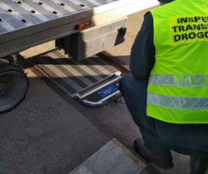 Jechał przeciążony i bez opony. Niebezpieczny transport wycofany przez ITD