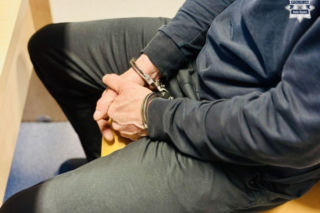 Napadli na 37-latka przez czapkę. Grozi im 10 lat więzienia