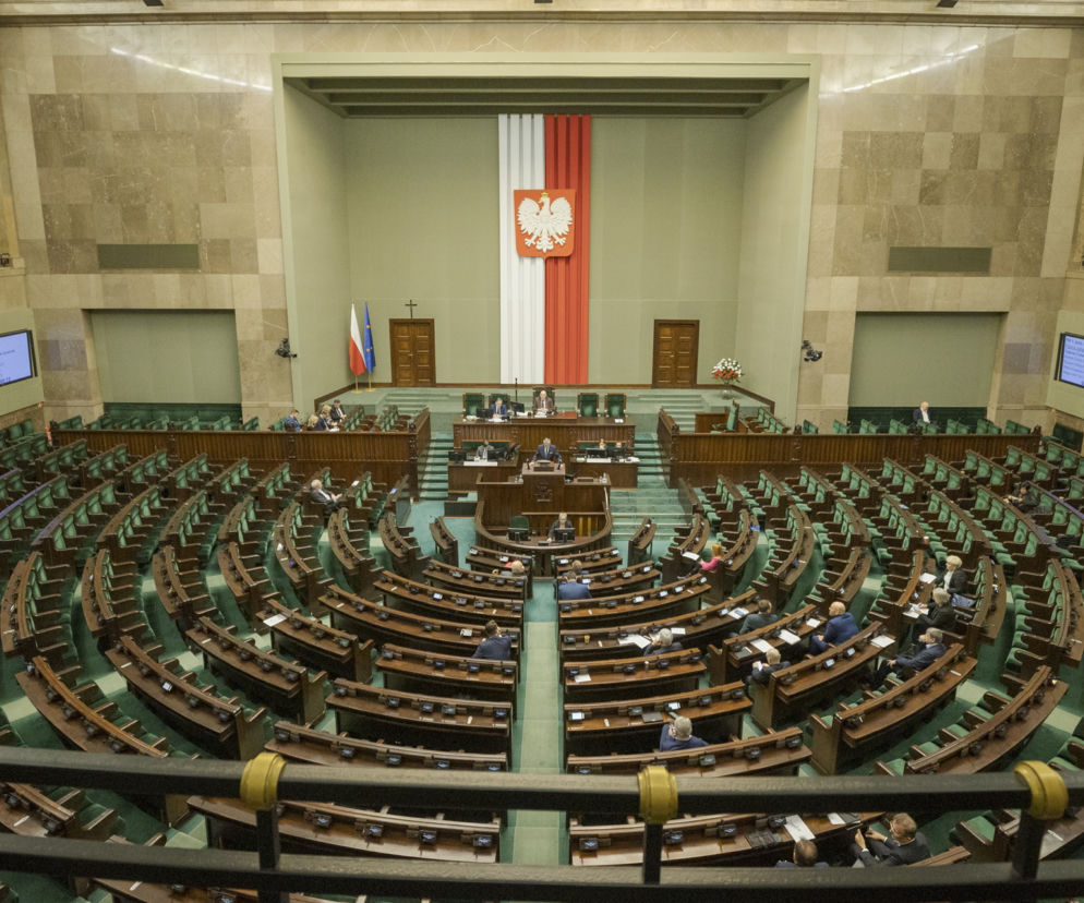 Sala posiedzeń Sejmu z nielicznymi posłami w ławach. O 33 dniach wakacji parlamentarzystów przeczytasz na SE Polityka.