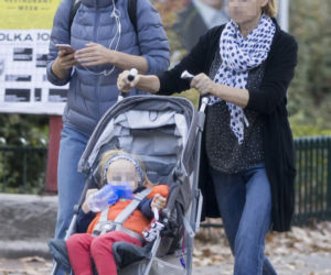 Magdalena Boczarska z dzieckiem na spacerze 
