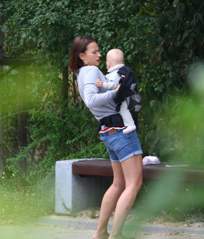 Anna Starmach z dzieckiem na plaży