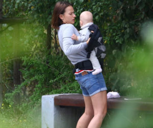 Anna Starmach z dzieckiem na plaży