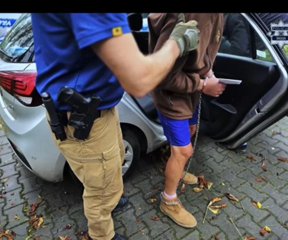 Zamknęli staruszkę w wersalce, ukradli 180 zł. Pani Maria błagała o pomoc