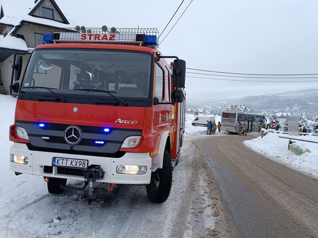 Na Podhalu autokar wpadł z poślizg i zderzył się z busem. Przewoził ponad 40 dzieci