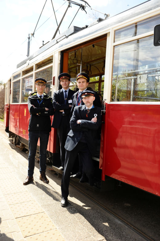 Parówki opanowały Warszawę. Zabytkowe tramwaje zrobiły wielką radochę pasażerom