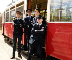Parówki opanowały Warszawę. Zabytkowe tramwaje zrobiły wielką radochę pasażerom