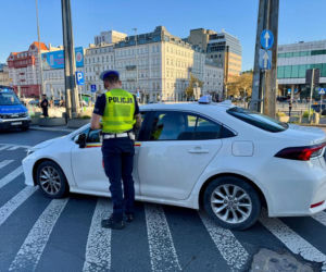 Masowe kontrole w całej Warszawie! Policja przeczesuje dworce i bazary!