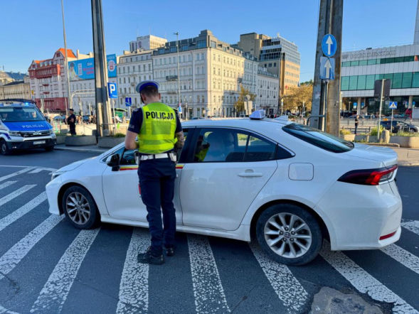 Masowe kontrole w całej Warszawie! Policja przeczesuje dworce i bazary!