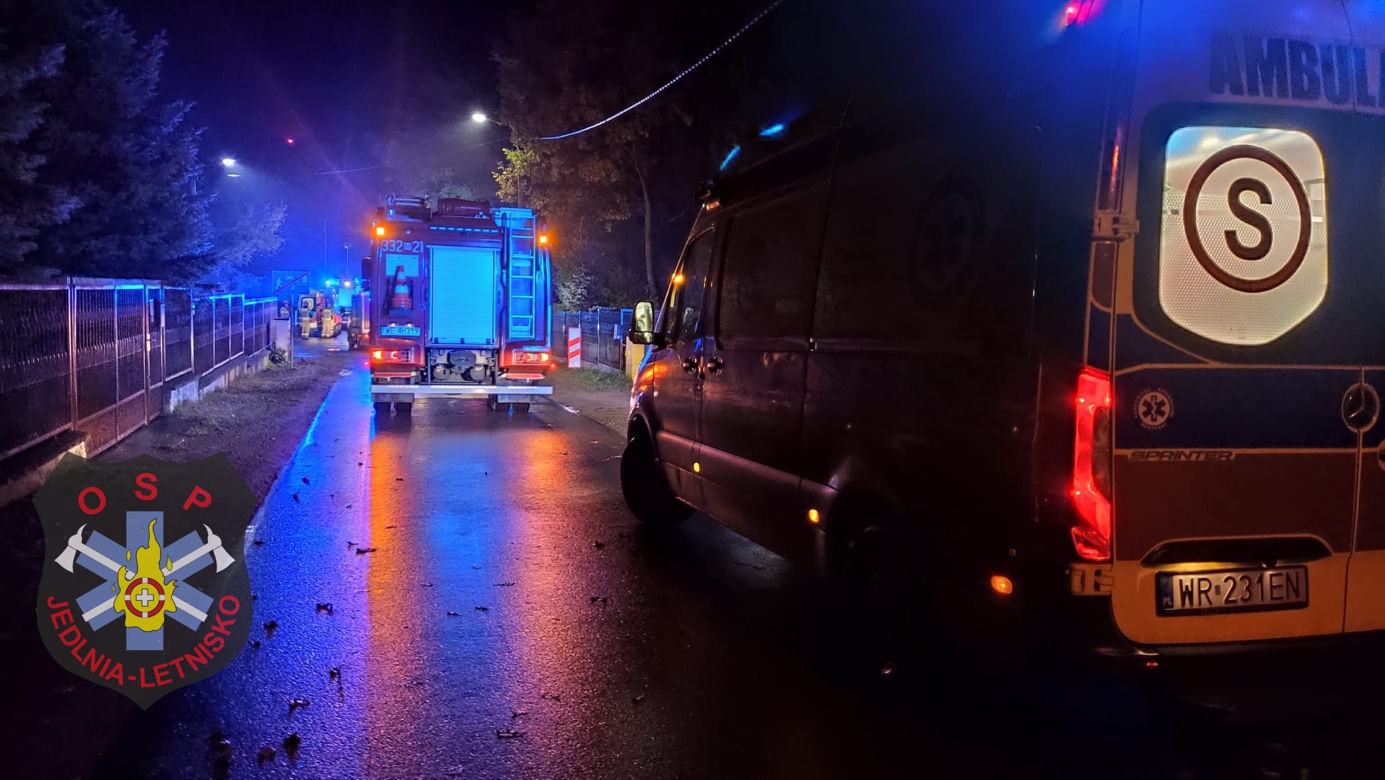 Koszmarny wypadek na torach pod Radomiem! Pociąg huknął w volkswagena. W środku pięcioro nastolatków [ZDJĘCIA]