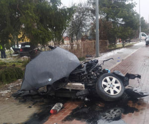 Drogowa makabra pod Siedlcami. Bmw walnęło w drzewo, auto rozpadło się na pół