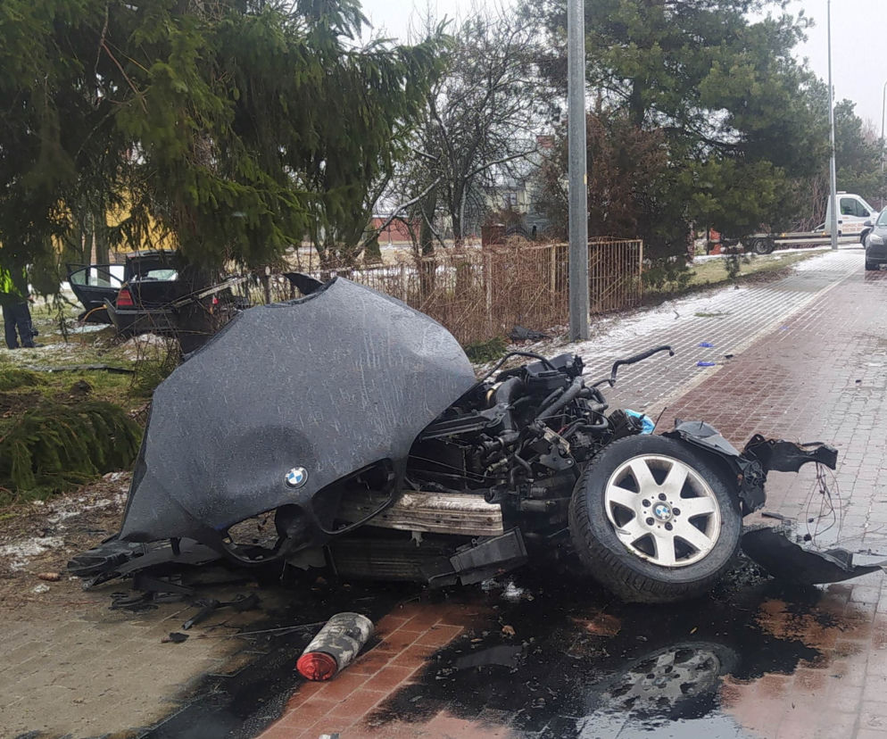 Drogowa makabra pod Siedlcami. Bmw walnęło w drzewo, auto rozpadło się na pół