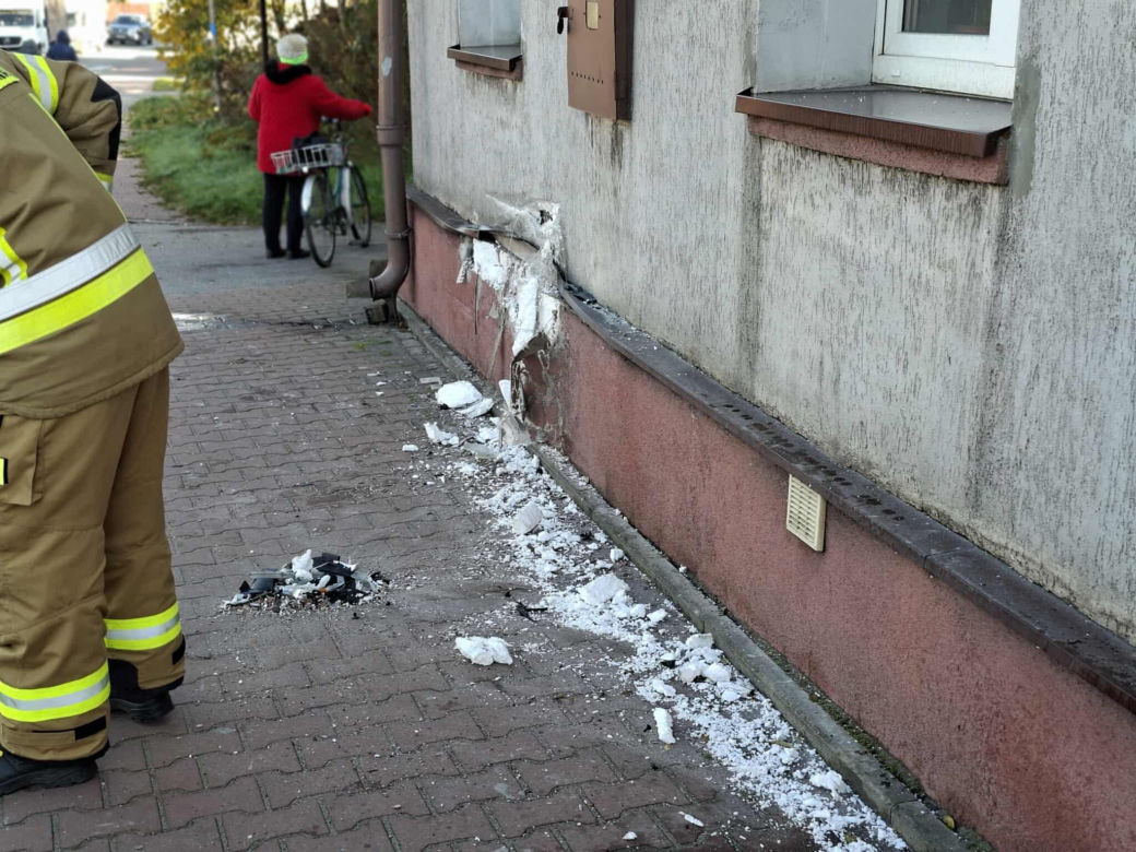 W Wąchocku auto osobowe wjechało w dom