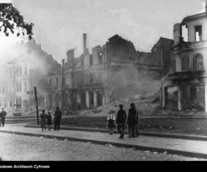 Białystok. Ruiny budynków i mieszkańcy. Rok 1941