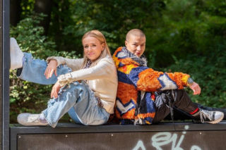 Pierwsza miłość, odcinek 4136: Dominika prosi o pomoc agresywnych kibiców, aby uwolnić Karmę i zemścić się na Izabeli