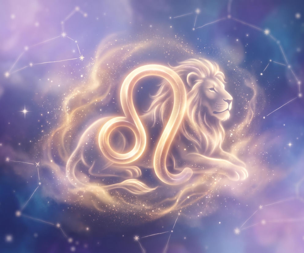 Złoty symbol zodiakalnego Lwa na tle lwa w chmurach i konstelacji gwiazd. O horoskopie dla Lwa przeczytasz w Eska.