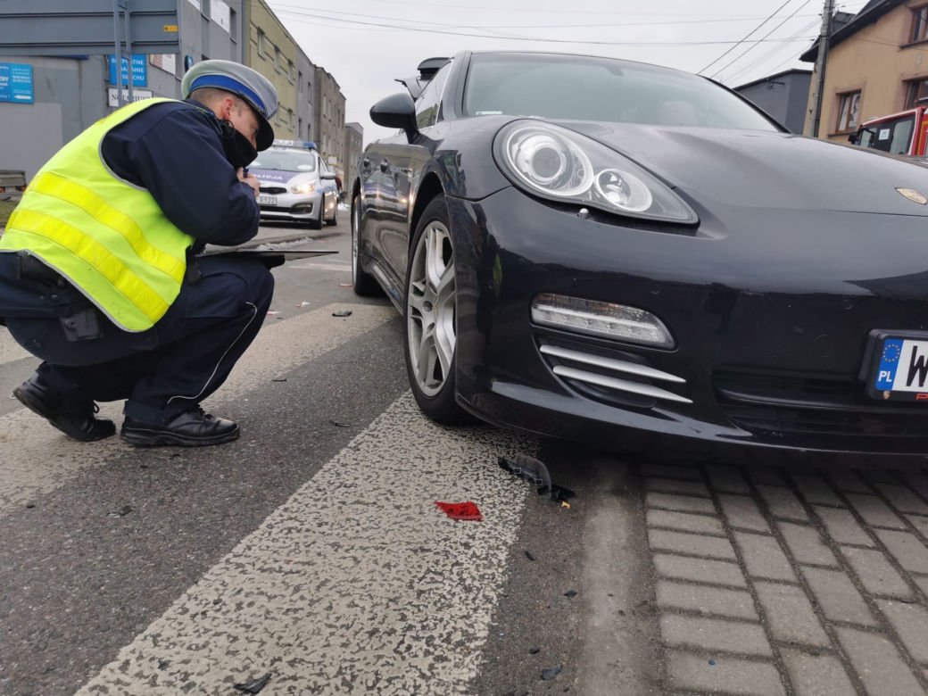 Gonili ich od A1. Rozbili porsche i dalej uciekali przed policyjnym pościgiem pieszo