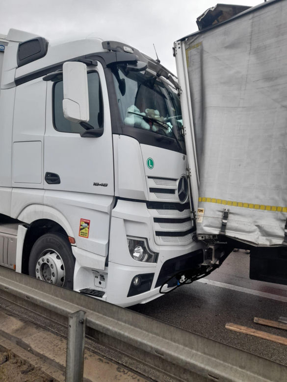 Wypadek na Autostradzie A1 w Częstochowie. Zderzyły się trzy TIRy