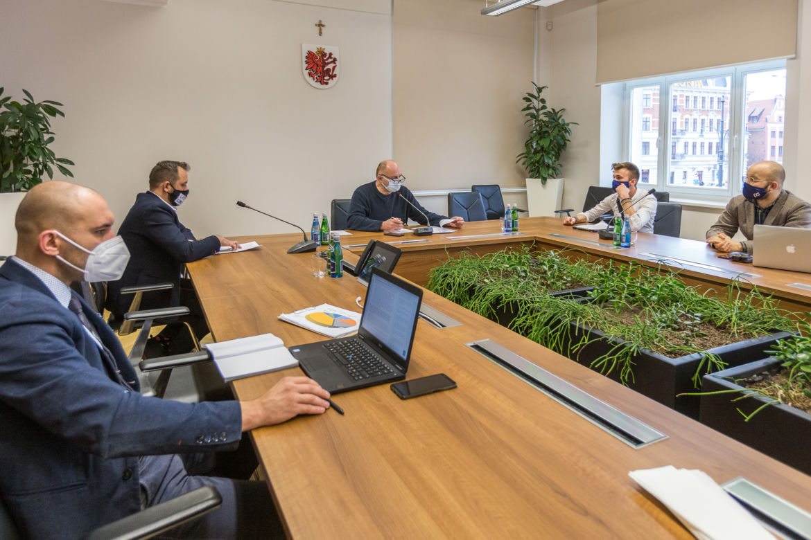 Spotkanie marszałka Całbeckiego i wicemarszałka Ostrowskiego z przedstawicielami branży gastronomicznej