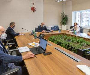 Spotkanie marszałka Całbeckiego i wicemarszałka Ostrowskiego z przedstawicielami branży gastronomicznej