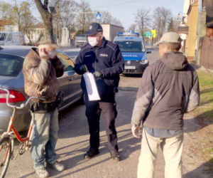 Policjanci rozdają maseczki