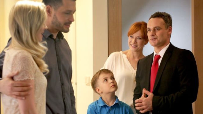 M jak miłość odc. 1237. Joasia (Barbara Kurdej-Szatan), Jacek (Jan Wieczorkowski), Tomek (Andrzej Młynarczyk), Wojtuś (Feliks Matecki), Agnieszka (Magdalena Walach)