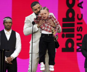 Drake z synkiem na gali Billboard Music Awards 2021