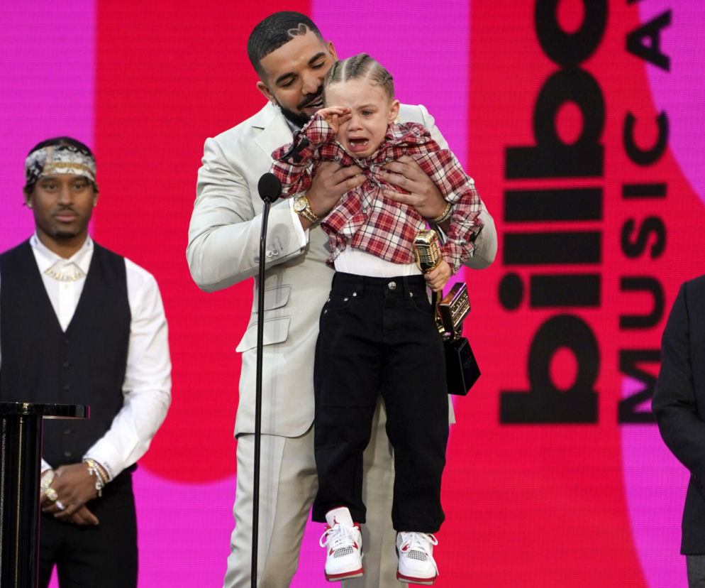 Drake z synkiem na gali Billboard Music Awards 2021