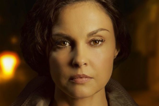 „Missing: Zaginiony”. Rebecca Winstone (Ashley Judd)