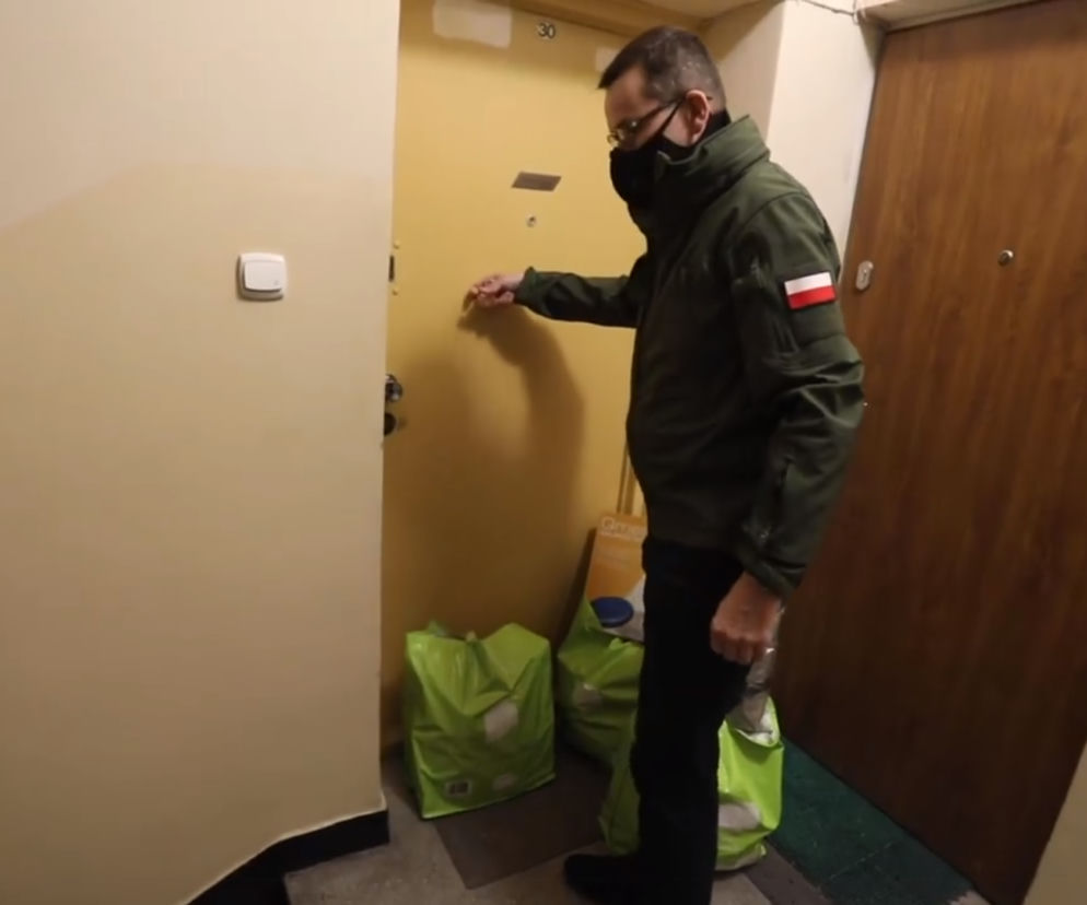 Mateusz Morawiecki u sasiądki z torbami