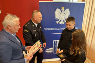 Szóstka młodych bohaterów ze Świętokrzyskiego z odznaką „Iuvenis Forti”