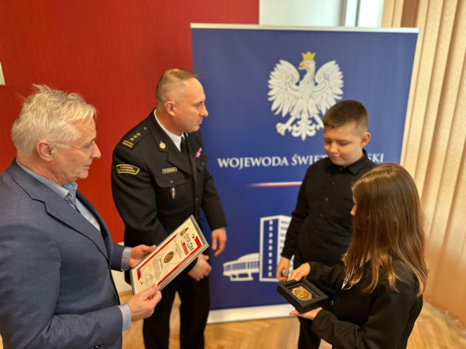 Szóstka młodych bohaterów ze Świętokrzyskiego z odznaką „Iuvenis Forti”