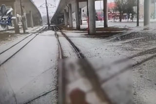 Obraziła się na motorniczego i zablokowała ruch! Usiadła na torach, wstała i zaczęła iść przed tramwajem