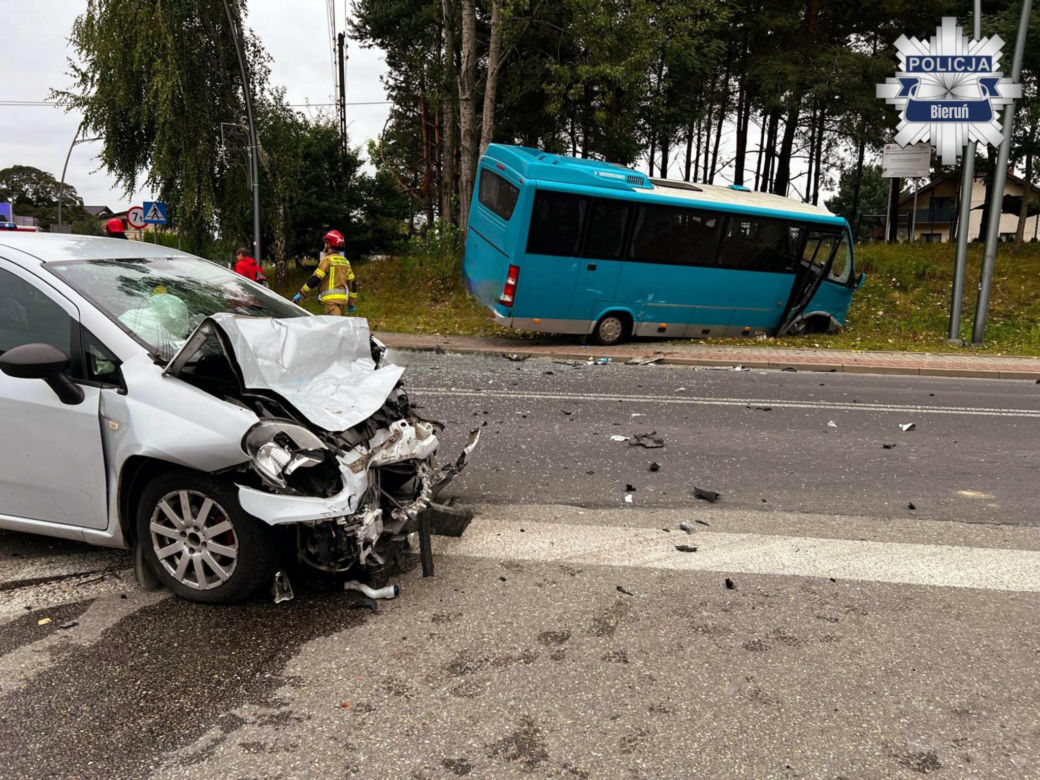 Zderzenie osobówki z autobusem w Lędzinach