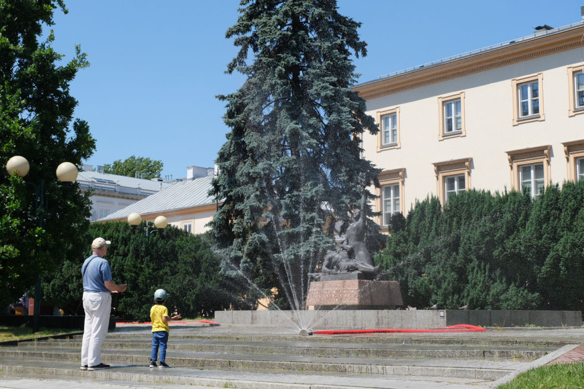 W Warszawie stanęły kurtyny wodne. Warszawiacy walczą z upałem