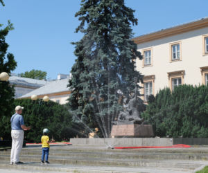 W Warszawie stanęły kurtyny wodne. Warszawiacy walczą z upałem