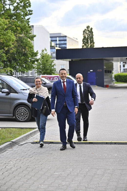 Wielkie wejście Trzaskowskiego do TVP. Zdjęcia uchwyciły każdy krok