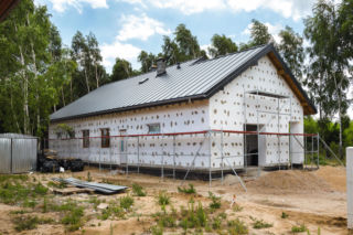Ile kosztuje ocieplenie domu 200 m² w 2026? Ceny materiałów i robocizny