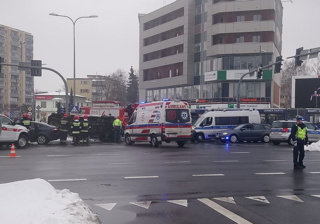 Wypadek w centrum Białegostoku. Karetka przewróciła się na skrzyżowaniu