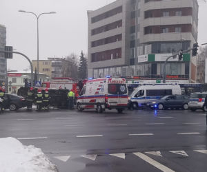 Wypadek w centrum Białegostoku. Karetka przewróciła się na skrzyżowaniu