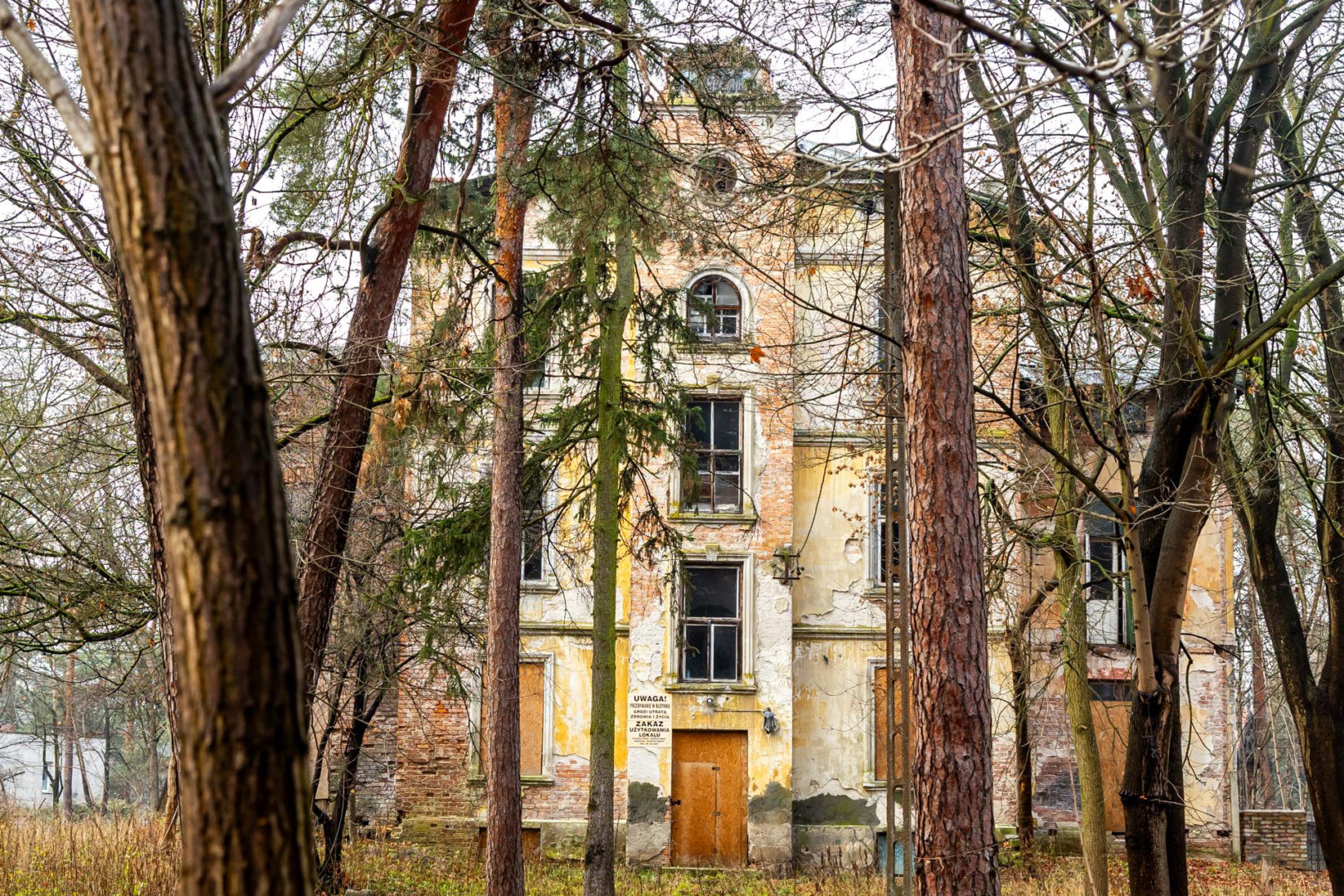 Opuszczona willa w Konstancinie