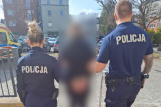 Awantura w sklepie. 34-latek pobił ochroniarza i uciekł z butelką napoju wysokoprocentowego oraz jogurtami