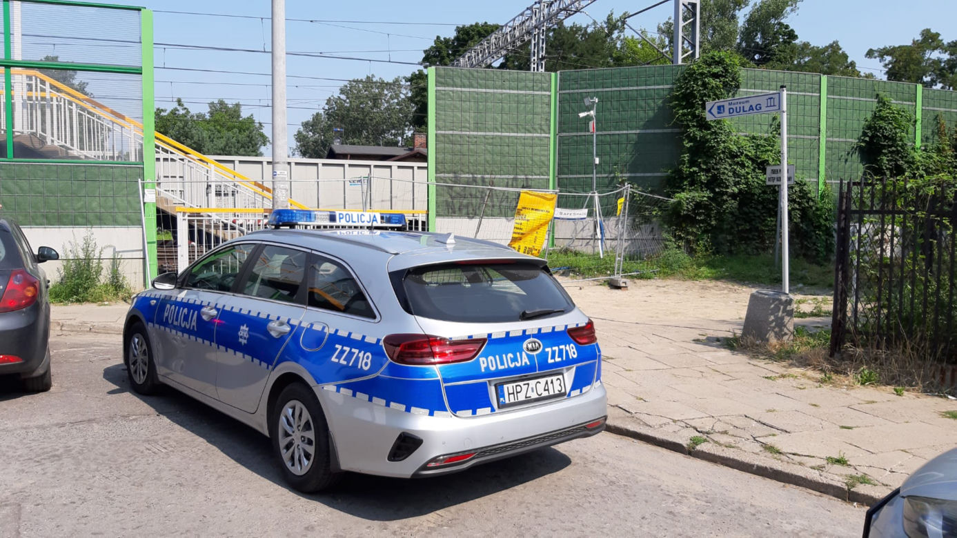 Makabra w Pruszkowie. Kobieta siedziała na torach