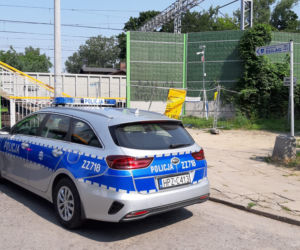 Makabra w Pruszkowie. Kobieta siedziała na torach