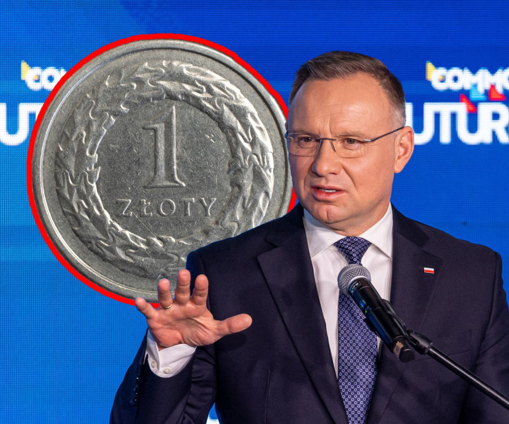 Prezydent Andrzej Duda w okularach i granatowym garniturze, przemawiający do mikrofonu, z uniesioną dłonią. Na tle prezydenta nałożono dużą, stylizowaną monetę o nominale 1 złoty. W tle widoczny niebieski ekran z napisem Common Future. W artykule Super Biznes przeczytasz o wpływie oczekiwania na nowy rząd na rynek walutowy.