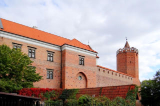 W tym mieście w województwie łódzkim znajduje się środek Polski. Arabski geograf nazwał je Nowymgrodem