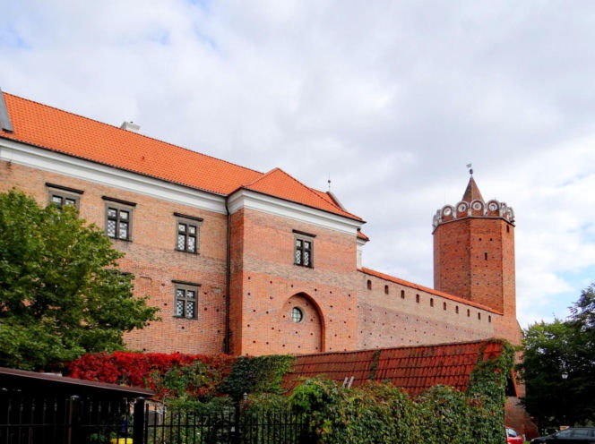 W tym mieście w województwie łódzkim znajduje się środek Polski. Arabski geograf nazwał je Nowymgrodem