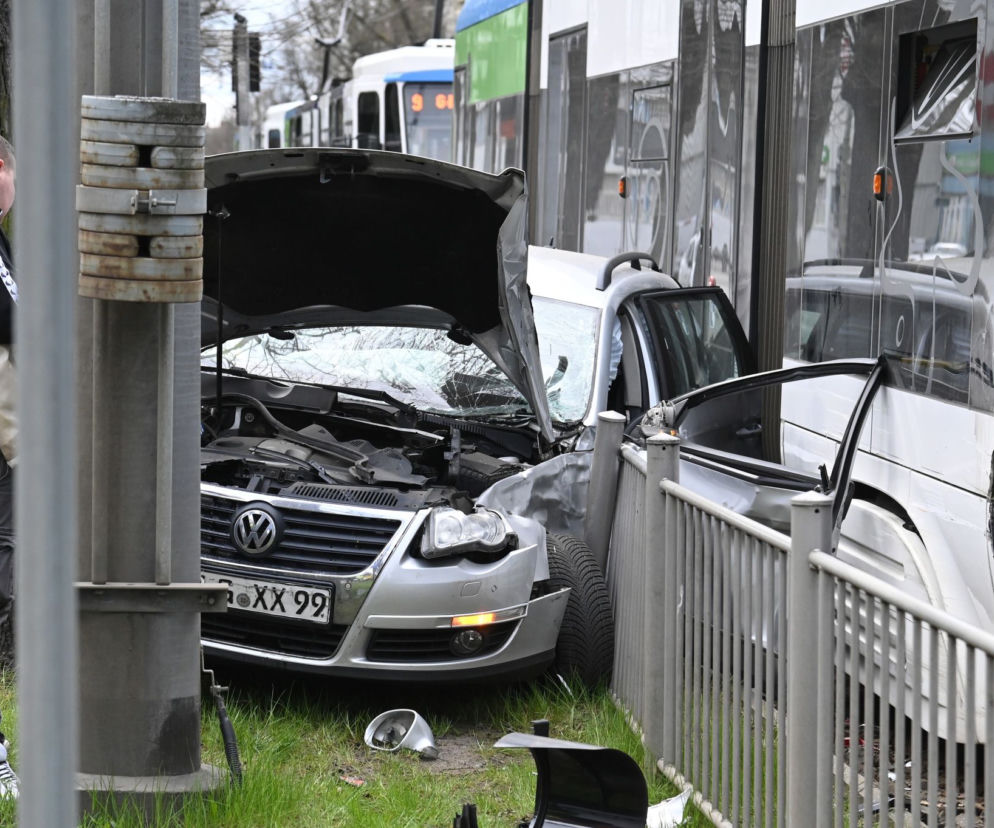 Wypadek na al. 3 Maja. Samochód zderzyl się z tramwajem