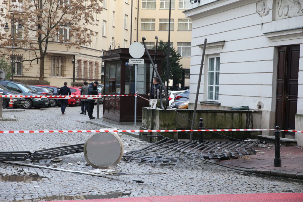 Ciężarówka zniszczyła zabytkową bramę wjazdową na teren Kancelarii Prezydenta