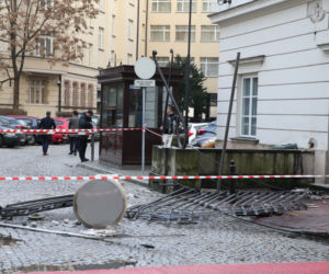 Ciężarówka zniszczyła zabytkową bramę wjazdową na teren Kancelarii Prezydenta